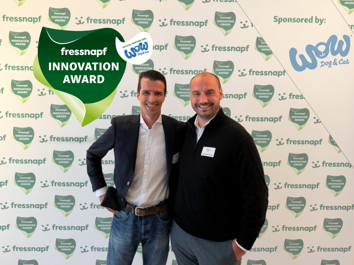 Die Gründer von Manuly vor der Fressnapf Innovation Award Wand